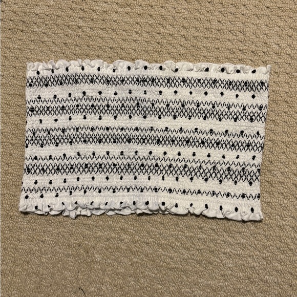 4 Holister tops in 1 bundle. - Picture 10 of 11